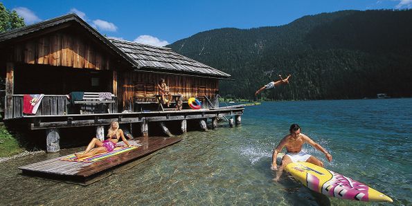 Schwimmen im Sommer am Weißensee in Kärnten